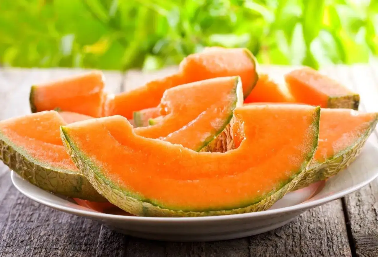 Kawałki soczystego melona kantalupa na talerzu. Czy ten melon jest najzdrowszy? Warto sprawdzić!