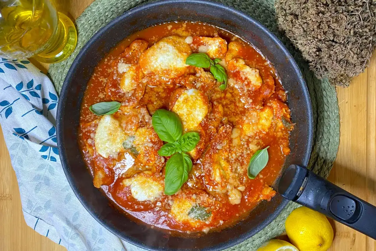 Petto di pollo alla pizzaiola in padella, con mozzarella filante, pomodoro e basilico fresco. Un piatto gustoso e facile da preparare.