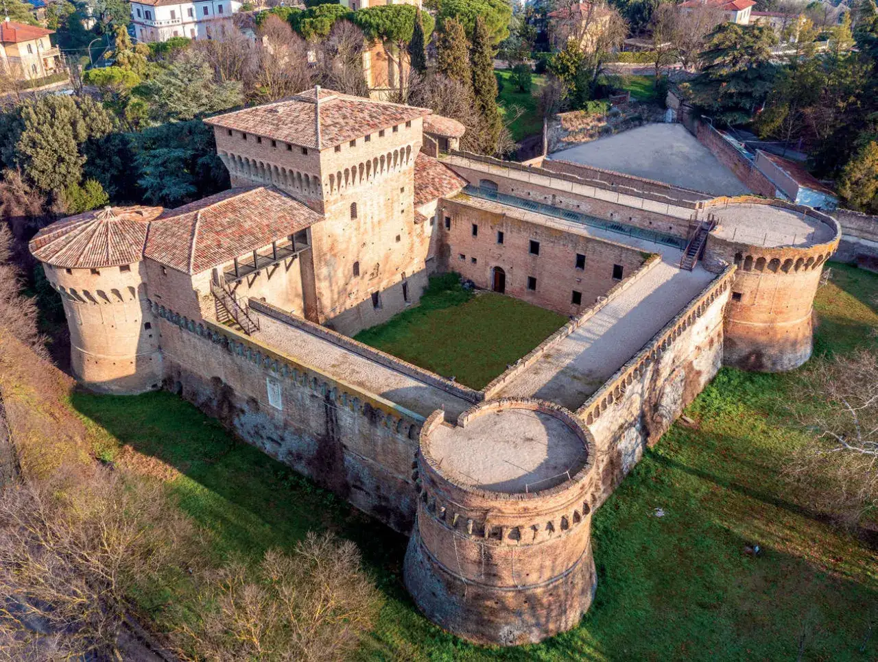 Rocchetta di Forlì, un gioiello da scoprire. Un imponente castello con torri circolari e mura merlate, un luogo storico da non perdere se cerchi cosa vedere a Forlì.