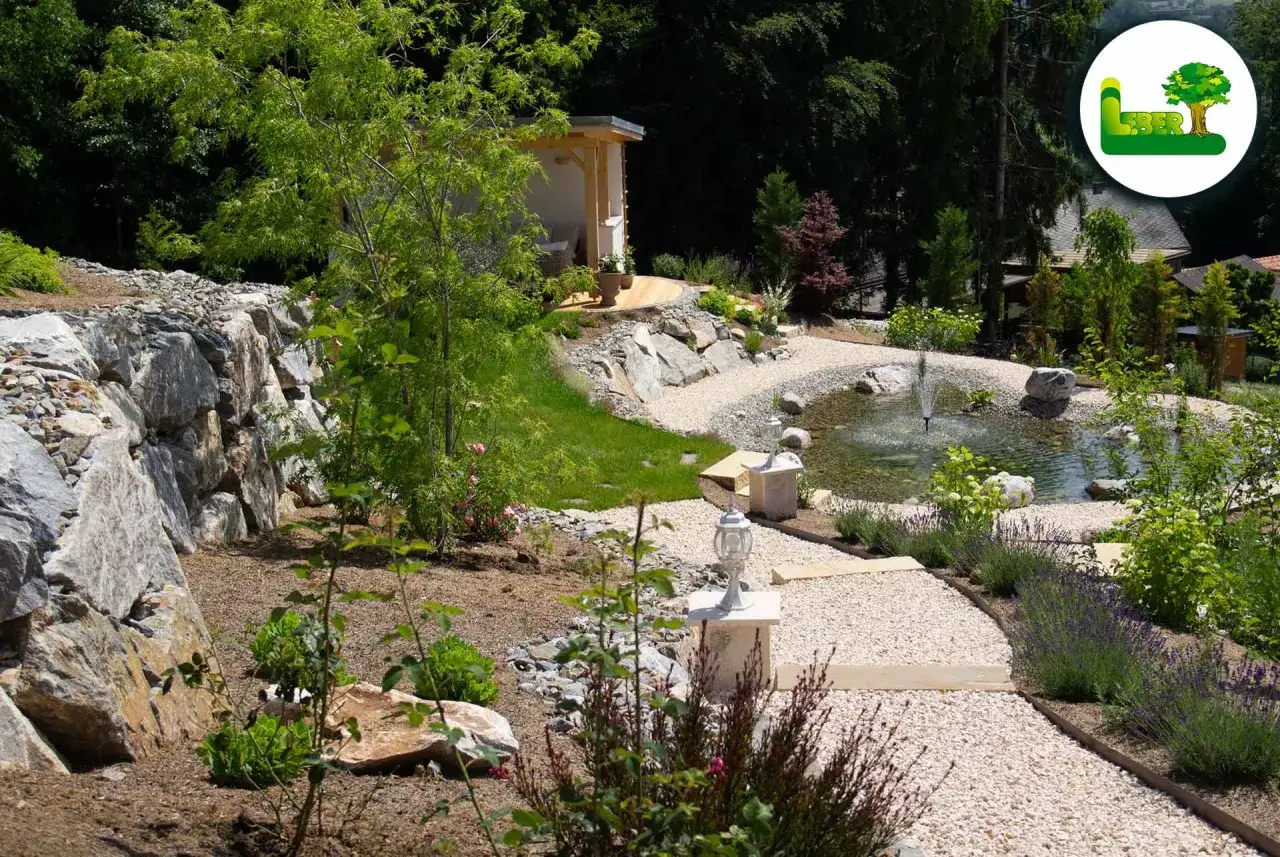 Ein terrassierter Garten am Hang mit Steineinfassung, Kieswegen, einem Teich mit Springbrunnen und einem kleinen Pavillon.