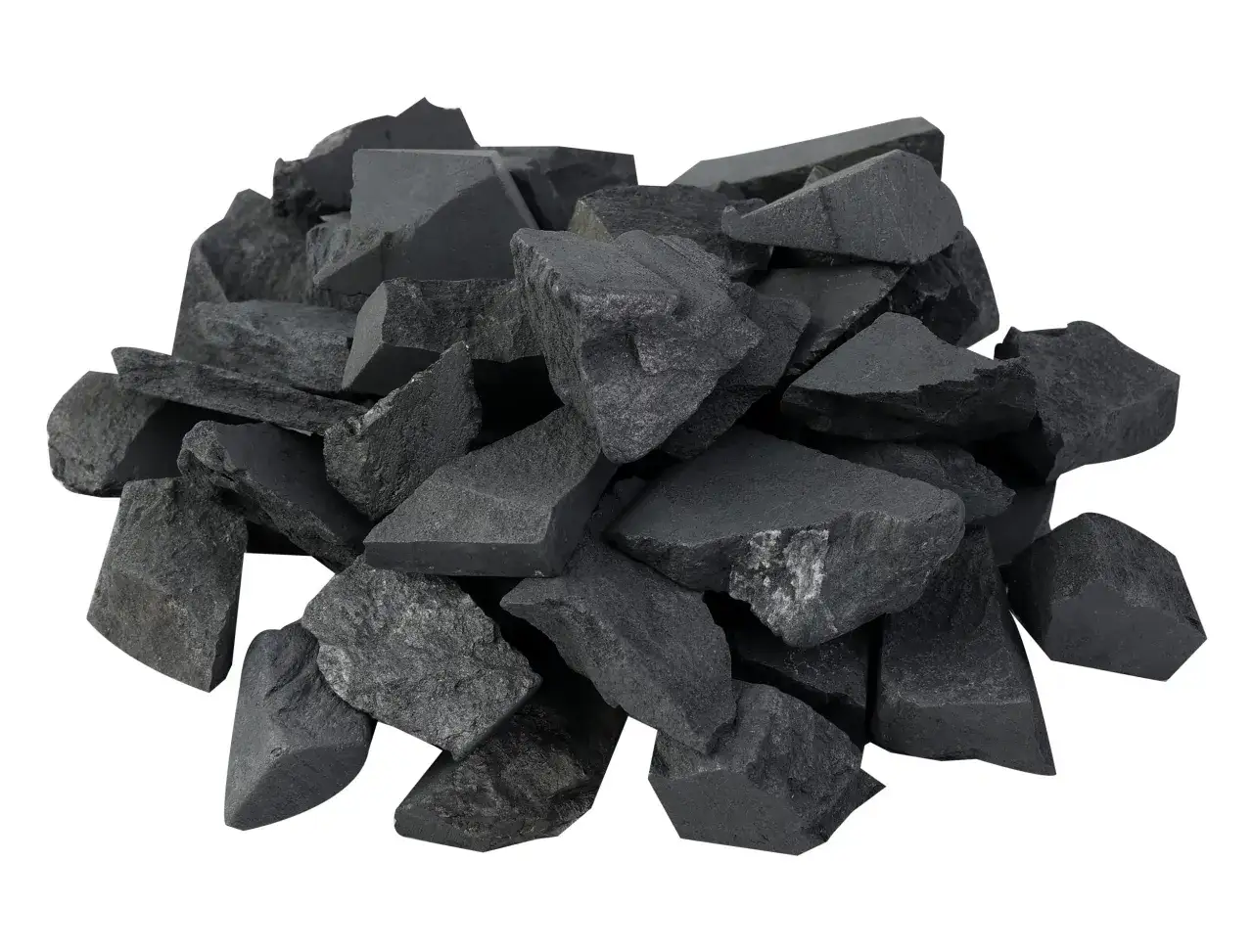 Mont&oacute;n de fragmentos irregulares de piedra shungita, de color negro intenso y textura rugosa.