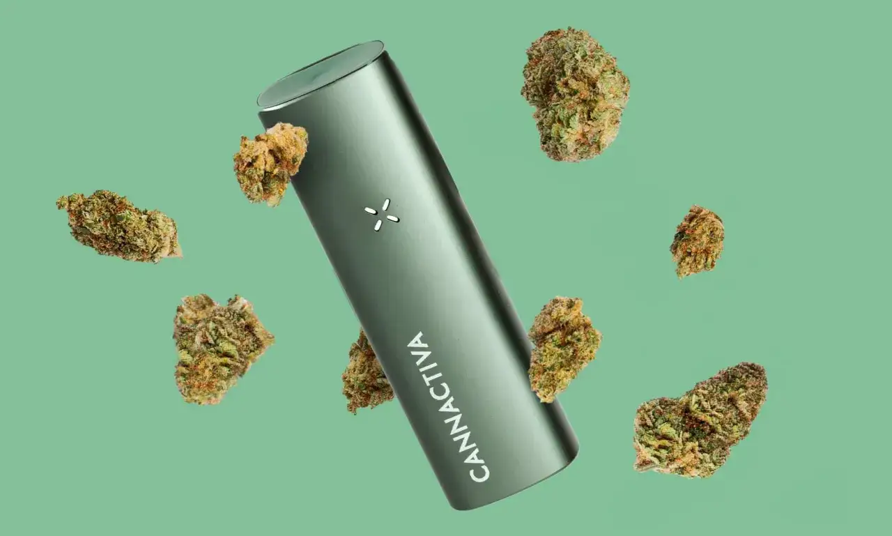 Vaporizador verde con cogollos de cannabis flotando alrededor. Descubre los fumar cbd beneficios para tu bienestar.