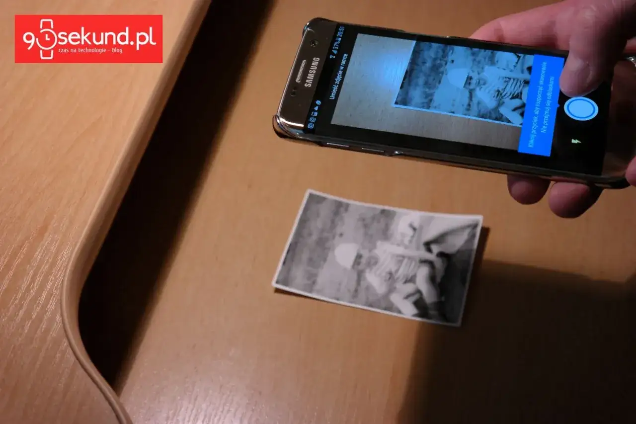 Jak zrobić zdjęcie ze zdjęcia? Telefon skanuje starą fotografię dziecka.