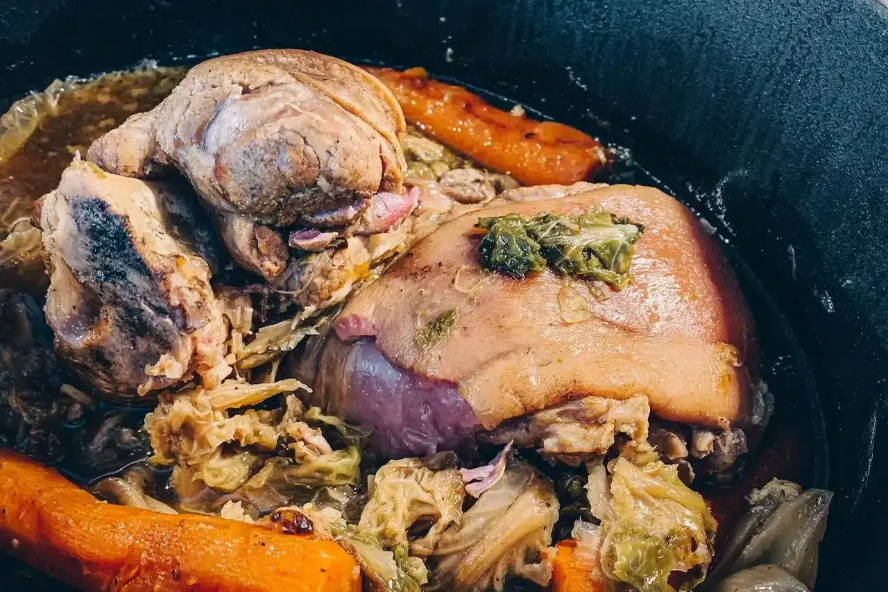 Gros morceaux de porc tendres et savoureux mijotant dans une marmite avec du chou et des carottes. Un plat r&eacute;confortant, une vraie potee au chou.