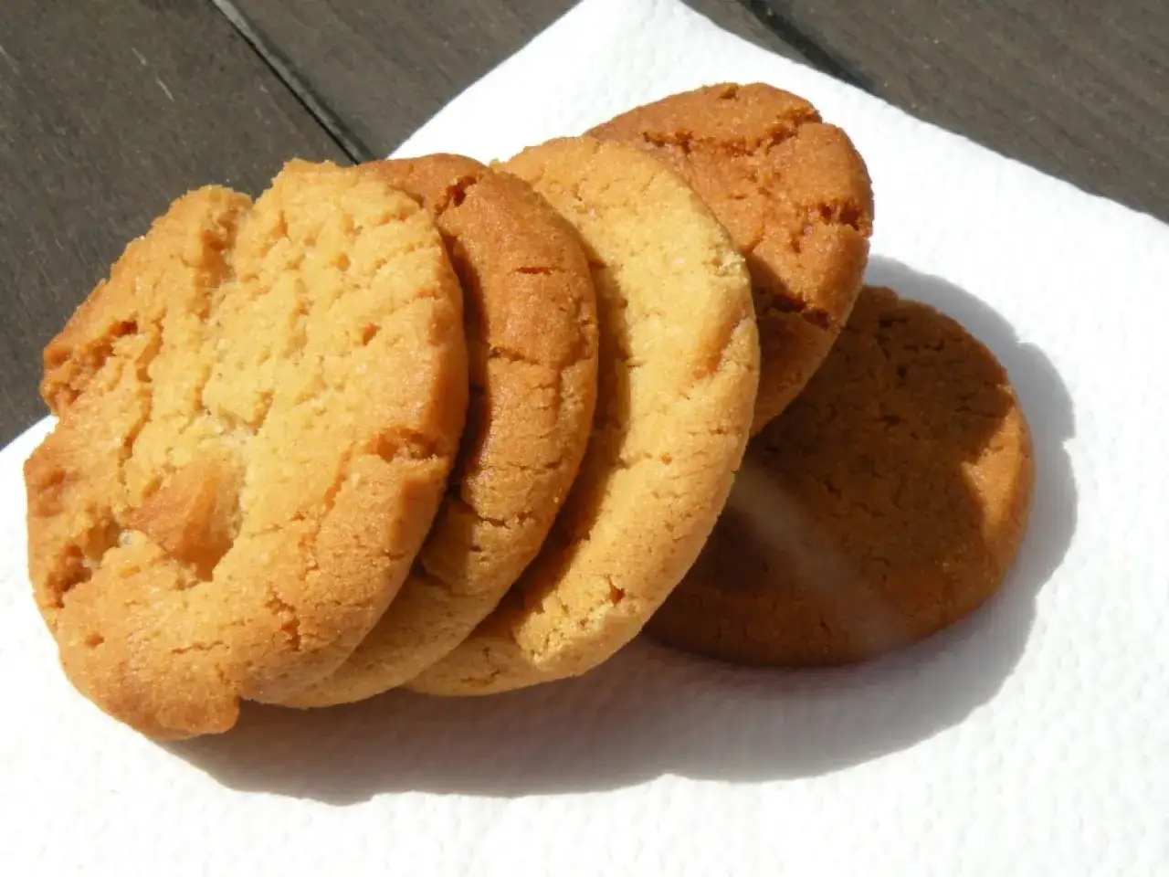 Färska bondkakor på en vit servett, redo att avnjutas. Ett enkelt bondkakor recept ger dessa gyllene godsaker.