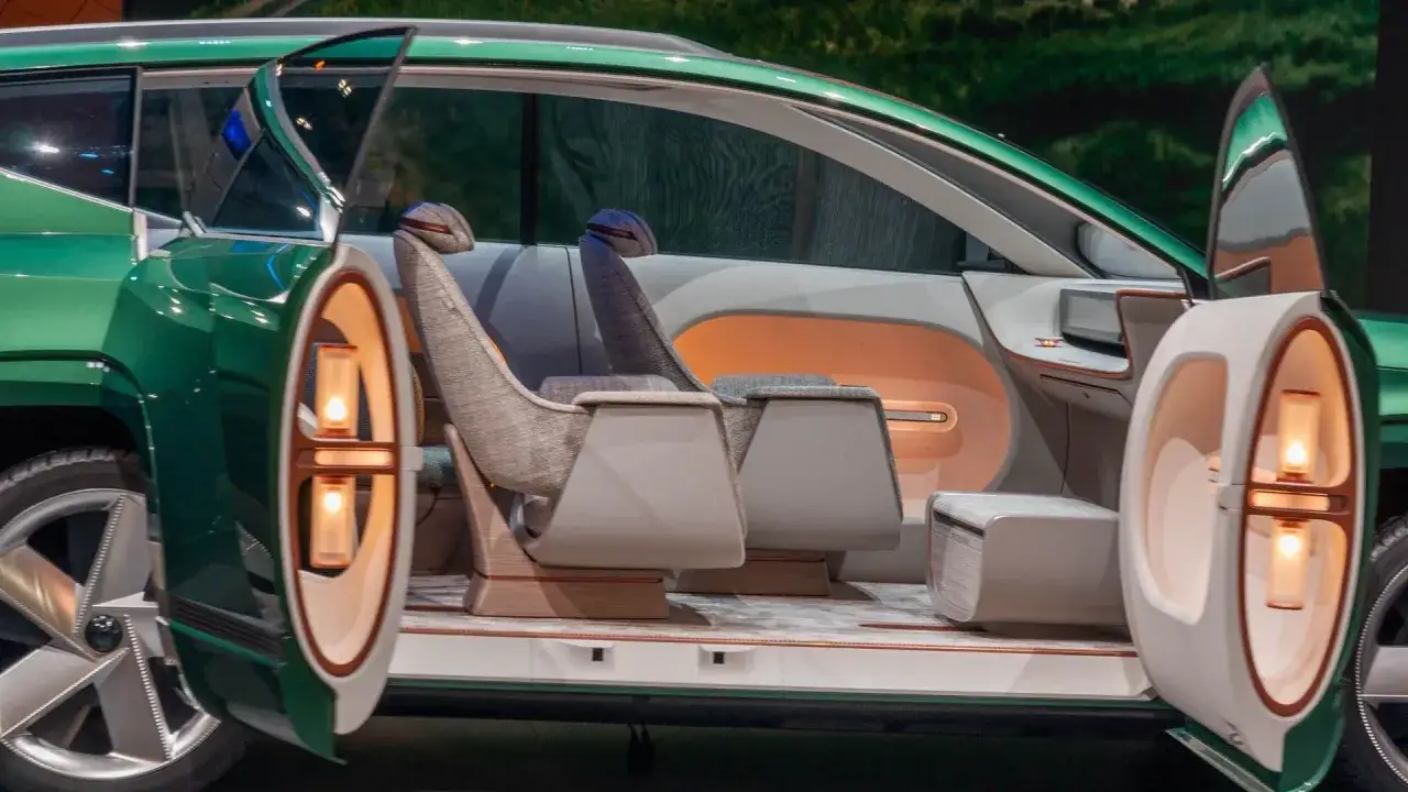 Interni futuristici della Hyundai Casper, con sedili avvolgenti e illuminazione d'ambiente.