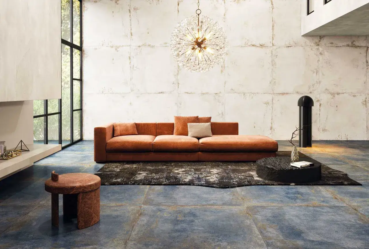 Sofá naranja, alfombra texturizada y mesa de centro orgánica. Un espacio moderno con grandes ventanales, perfecto para ideas de salón.