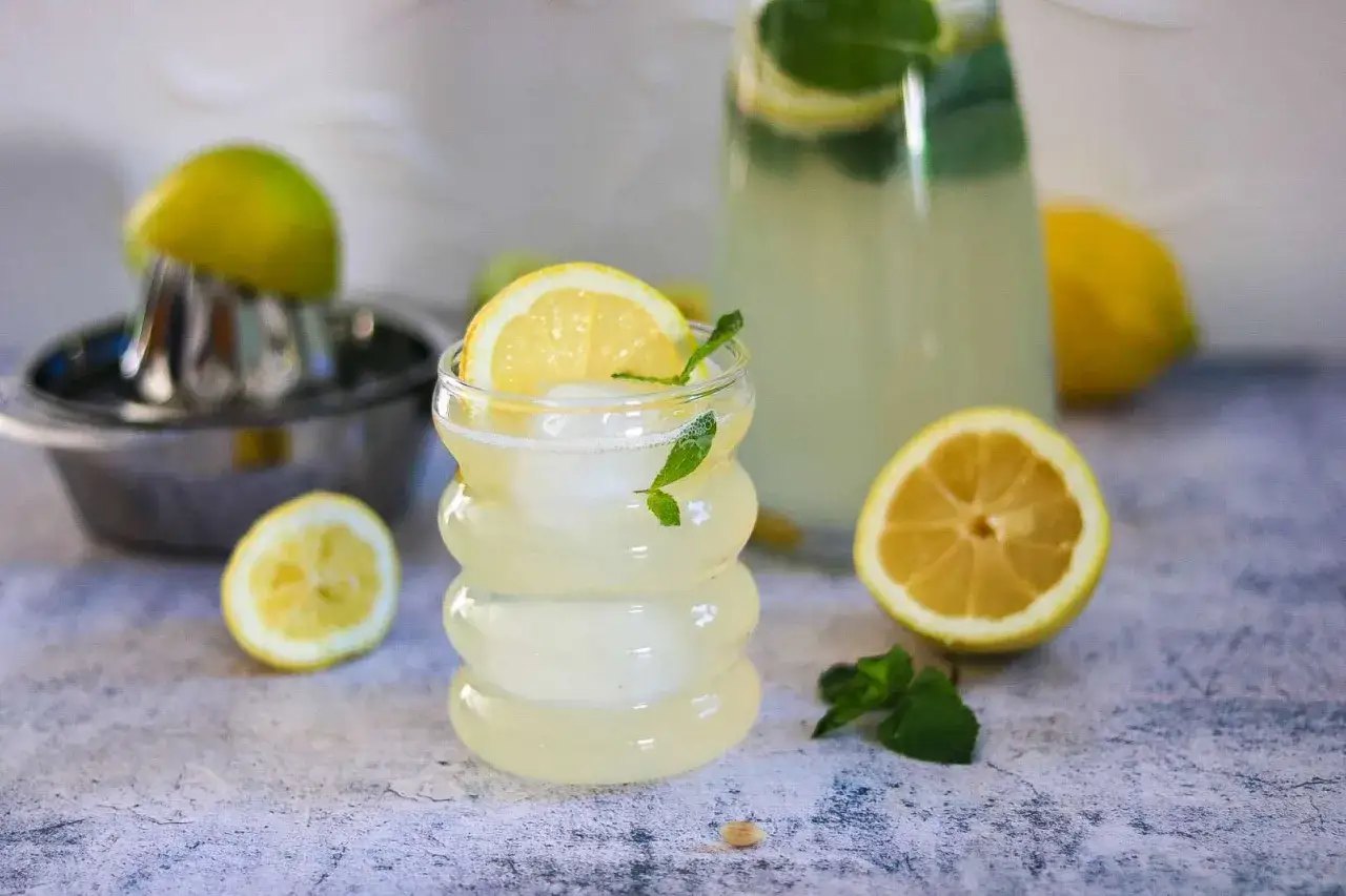 Erfrischende selbstgemachte Limonade mit frischen Zitronen, Minze und Eisw&uuml;rfeln. Perfekt f&uuml;r hei&szlig;e Tage!