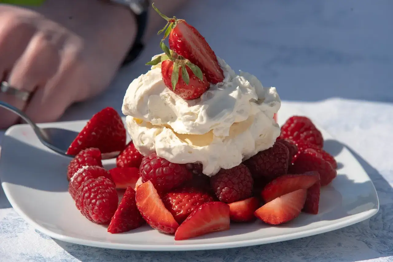 Dessert aux fruits rouges et crème chantilly, une gourmandise dont l'origine remonte au XVIIe siècle.