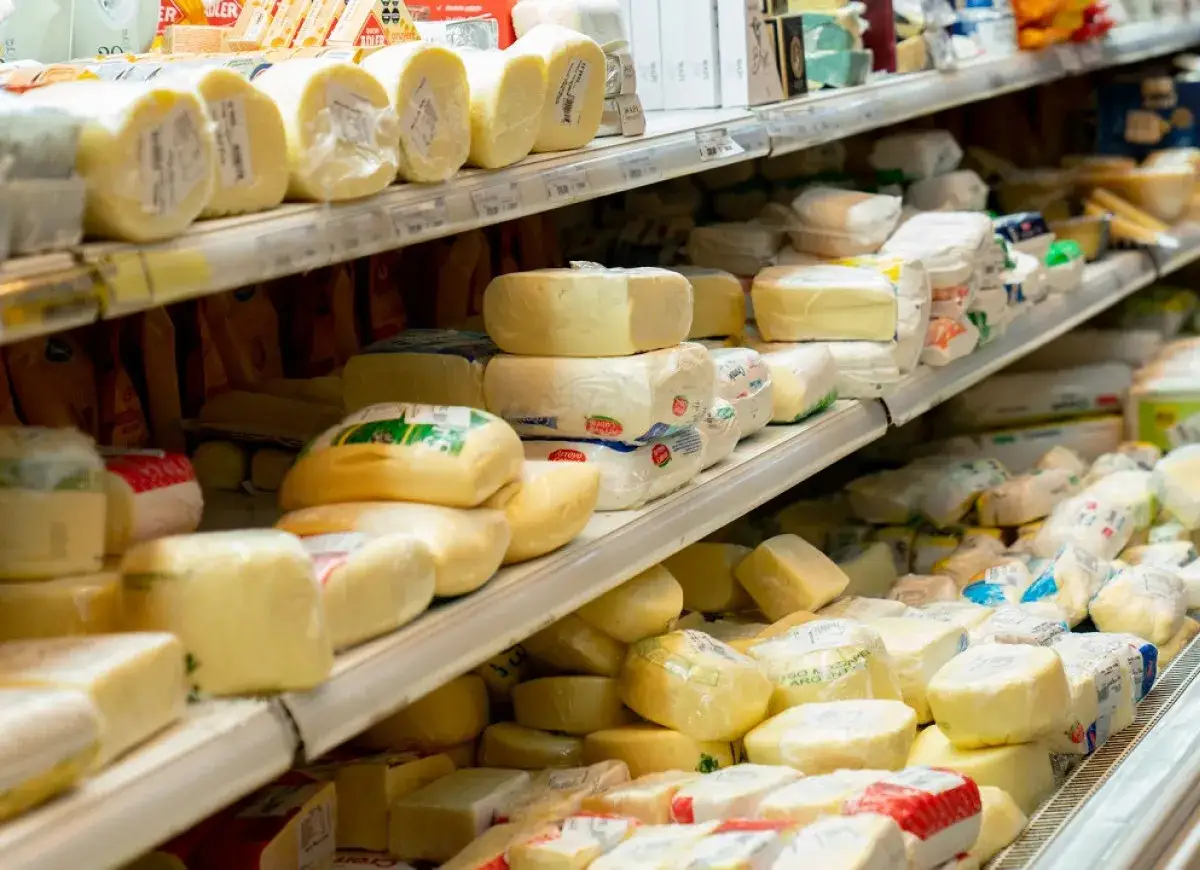 Półki sklepowe uginają się pod ciężarem serów, w tym Grana Padano. Jak przechowywać ten przysmak? Najlepiej w chłodnym miejscu, szczelnie owinięty.