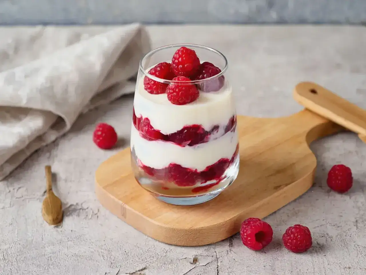 Un verre de panna cotta mascarpone aux framboises, un délice crémeux et fruité. Parfait pour une recette facile et gourmande.