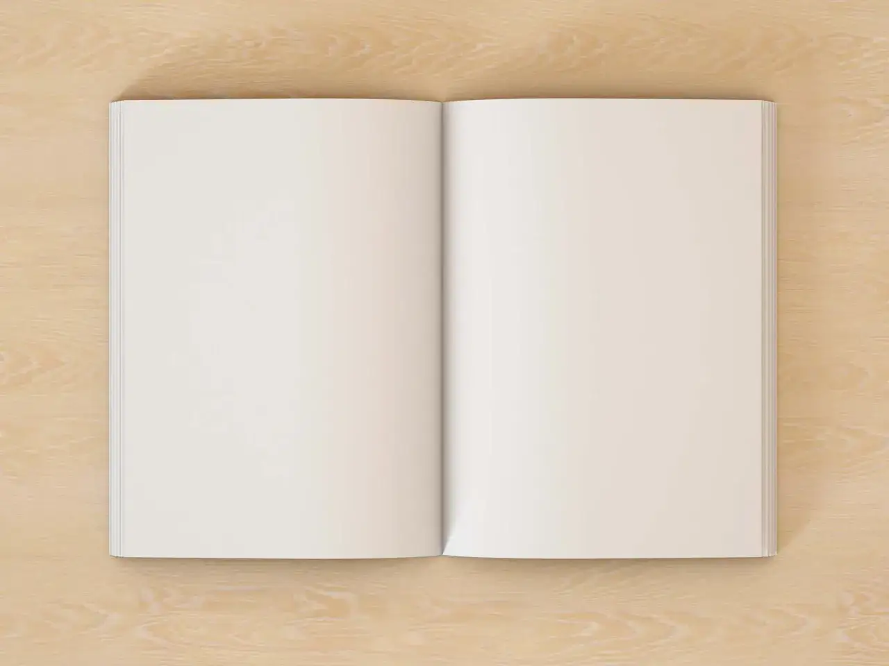Un diptico mockup abierto sobre una superficie de madera clara, listo para ser dise&ntilde;ado.