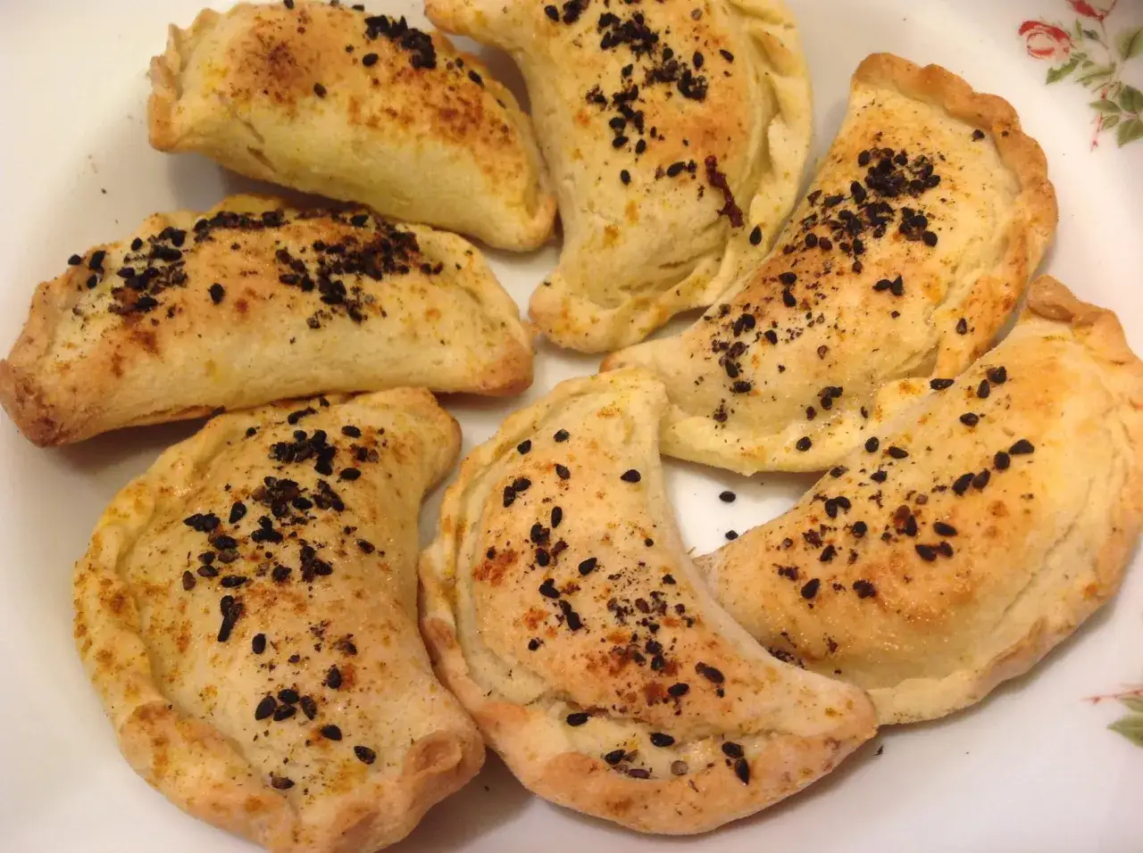 zagniatanie ciasta na pierogi pieczone