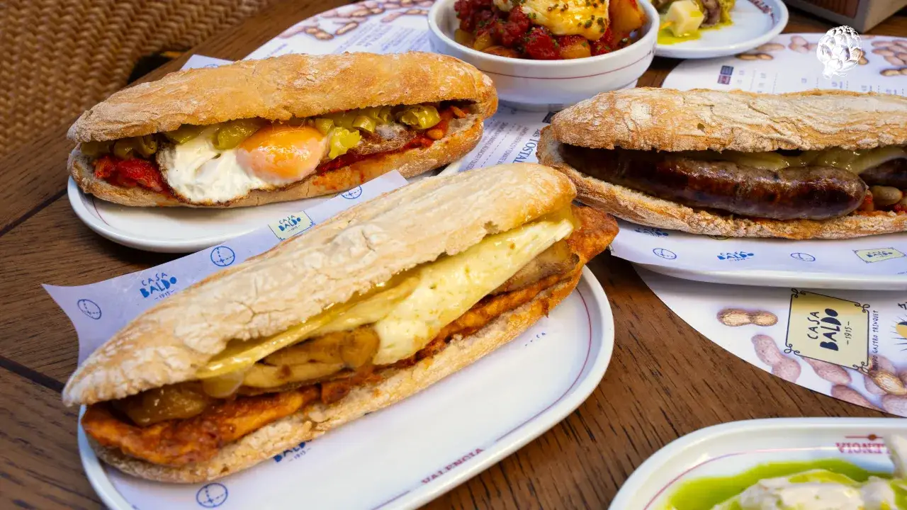 Bocadillo esmorzaret valenciano en un bar tradicional