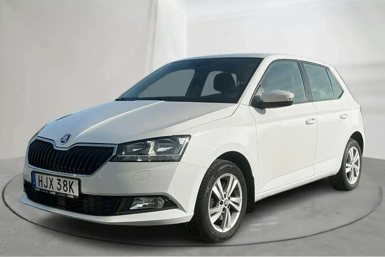 Vit Skoda Fabia, registreringsskylt HJX 38K. Verkar vara ett problem med bilen, kanske en skada?