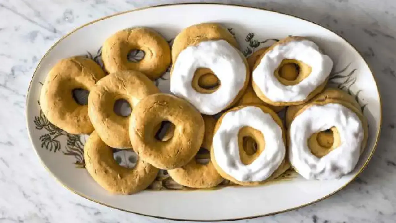 Rosquillas tontas y listas: unas doradas y sencillas, otras cubiertas con glaseado blanco.