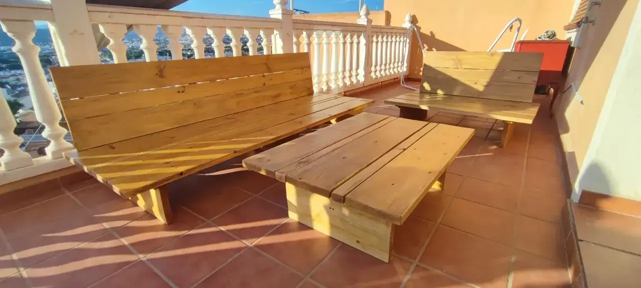 Mesa y bancos r&uacute;sticos hechos con palets, perfectos para tu terraza. &iexcl;Descubre como hacer un sofa con palets!