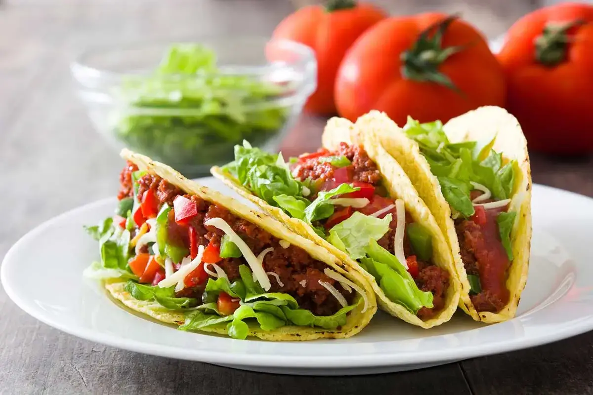 Tre saftiga tacos med k&ouml;ttf&auml;rs, sallad, tomat och ost. Perfekt tillbeh&ouml;r till fredagsmyset eller en festlig middag.