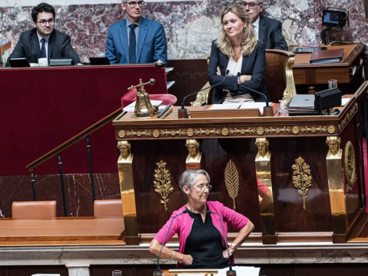D&eacute;bat intense &agrave; l'Assembl&eacute;e nationale. Une femme en rose s'exprime, tandis que d'autres l'&eacute;coutent. Le peuple contre la d&eacute;mocratie, un sujet qui divise.
