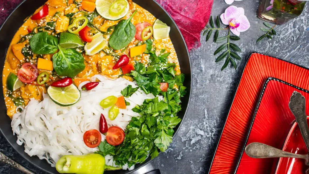 curry z dynią i kurczakiem w misce