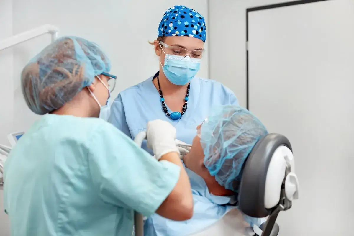 Pacjent u dentysty z protezą zębową NFZ