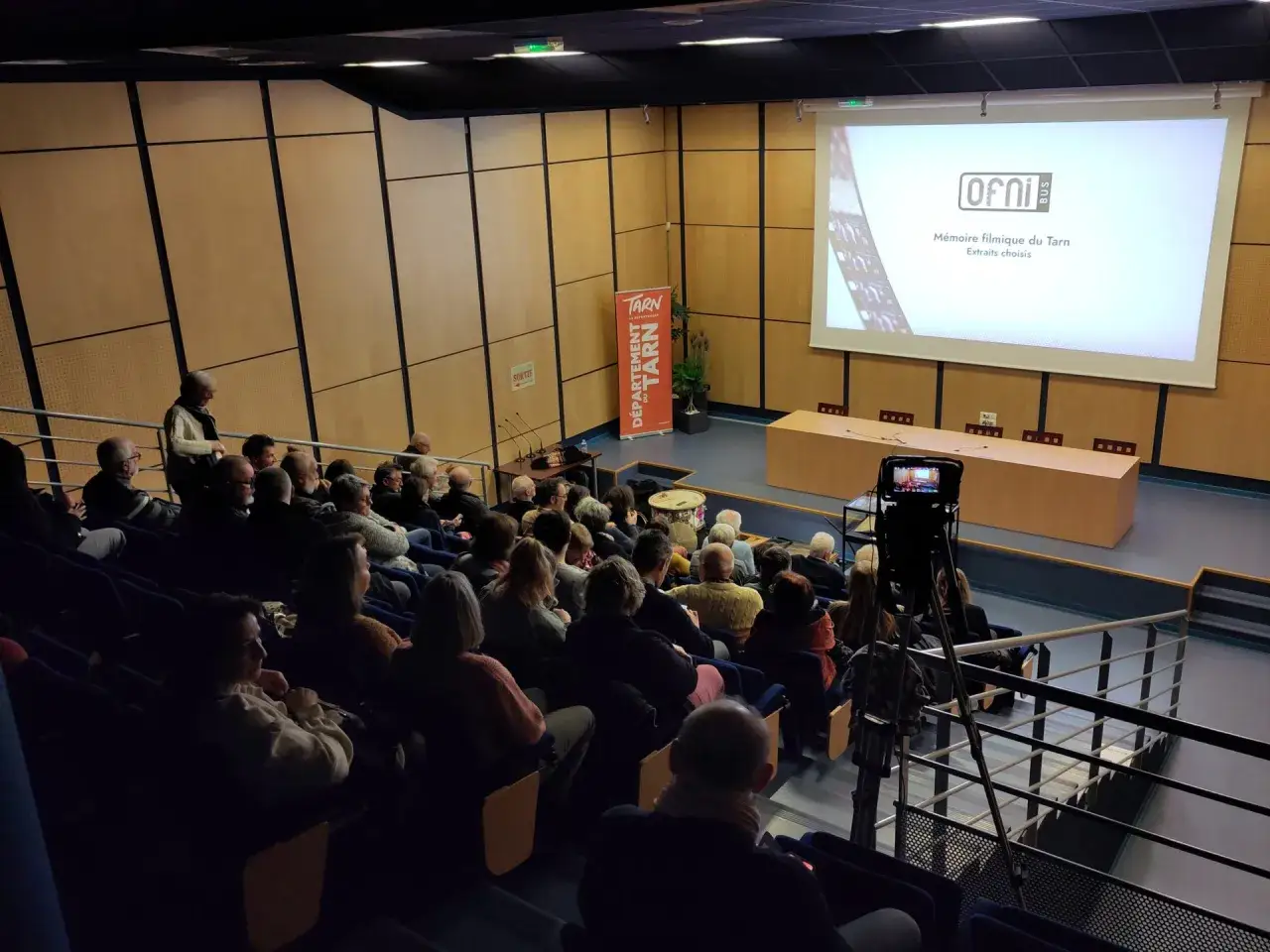 Conf&eacute;rence sur la m&eacute;moire filmique du Tarn, projet de l'archive d&eacute;partementale Tarn. Public attentif dans une salle de projection.