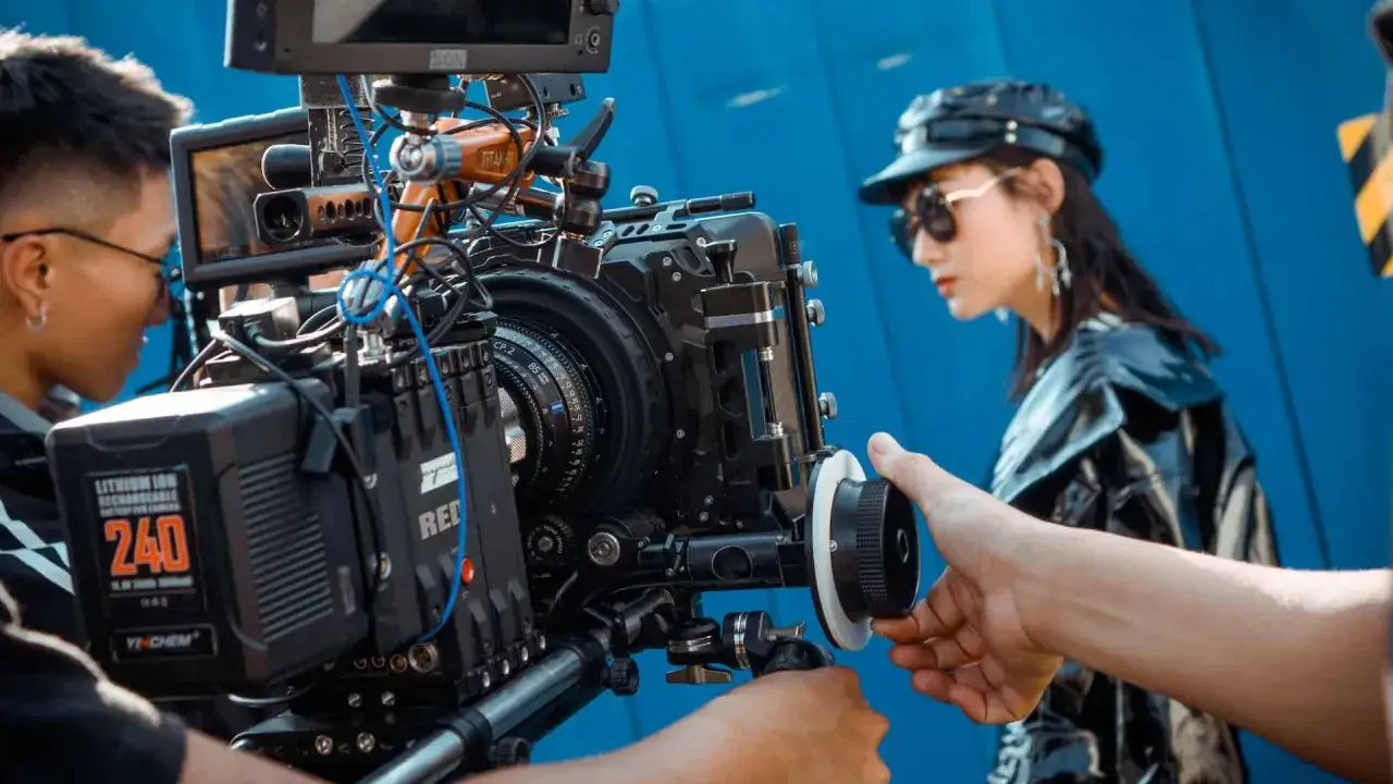 reżyser filmowy na planie filmowym, za kamerą