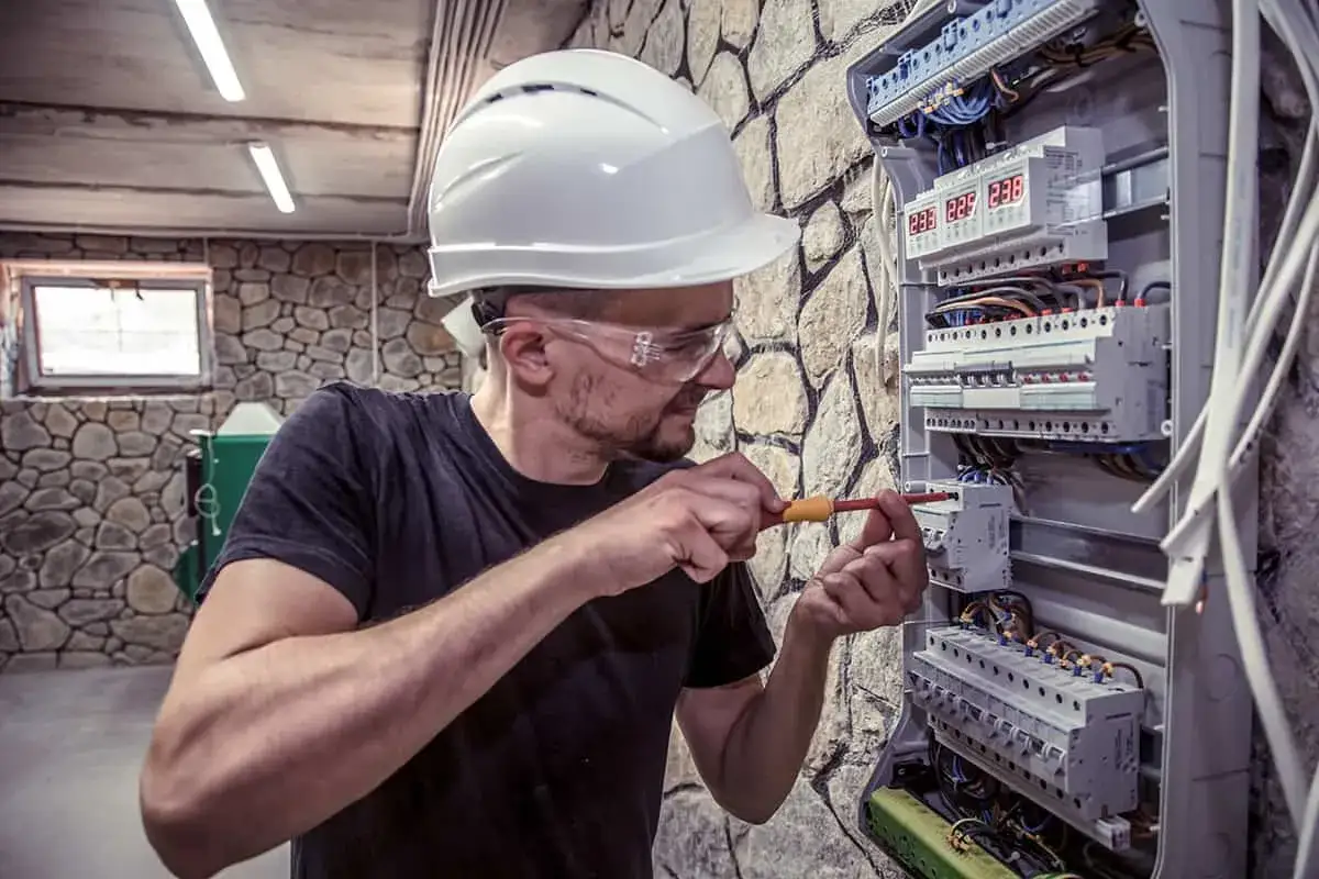 Tabela porównawcza źródeł prądu na działce