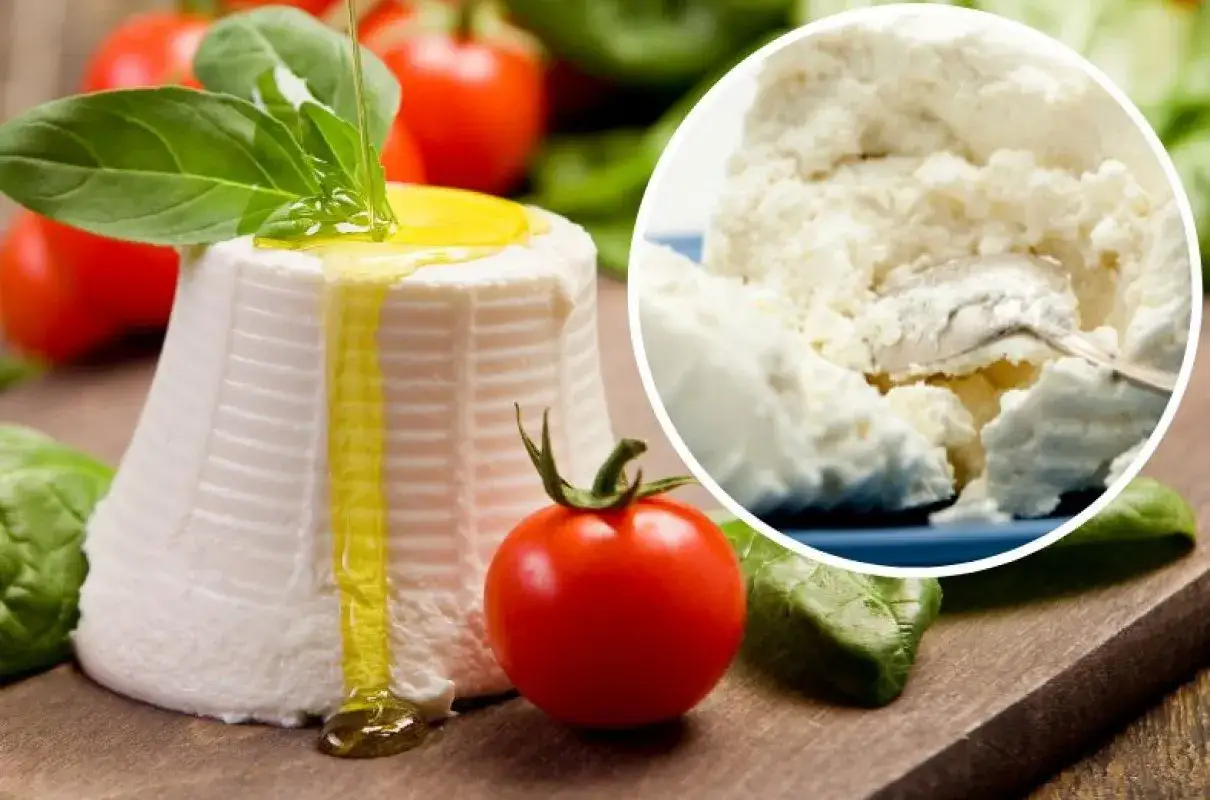Świeża ricotta z oliwą i pomidorkami, idealna do pysznych ricotta przepisów.