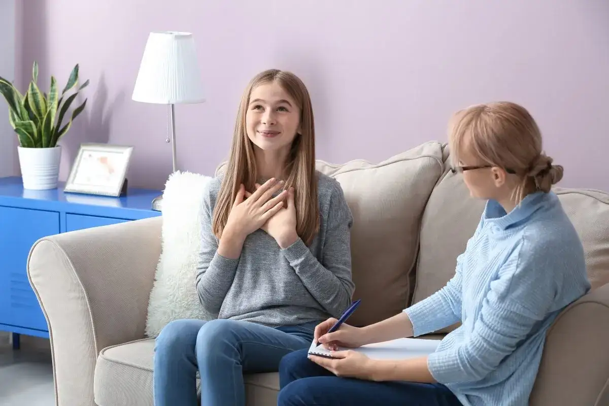 osoba rozmawiająca z psychoterapeutą, sesja terapeutyczna