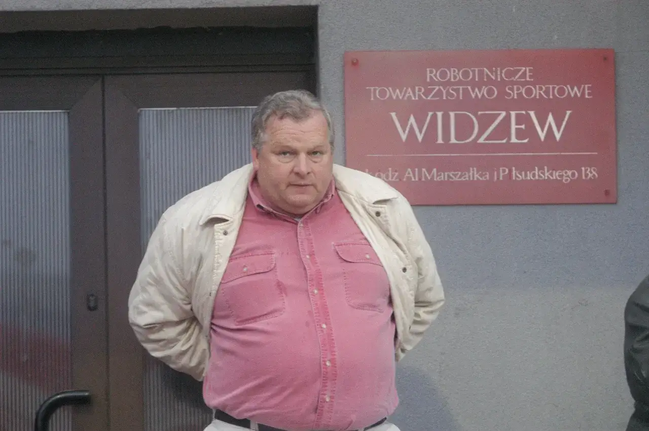 Andrzej Grajewski, znany kibic Widzewa, przed siedzibą klubu.