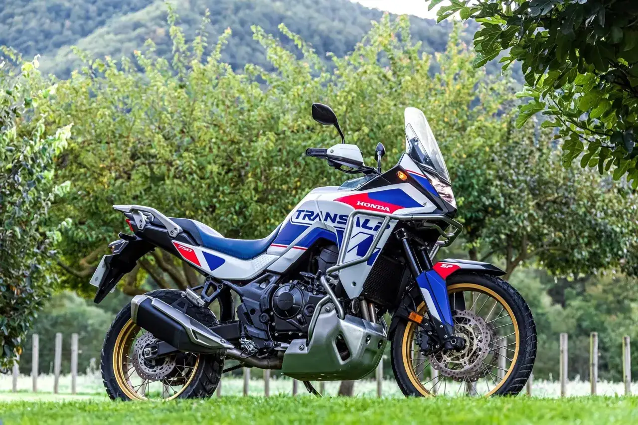 Honda Transalp 750, lista para la aventura. Su peso es ideal para recorrer caminos sinuosos.