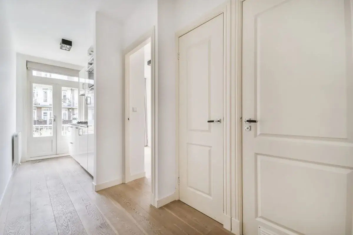 Pasillos modernos con puertas de interior blancas y lisas. Las puertas de interior se llevan con dise&ntilde;os sencillos y elegantes.