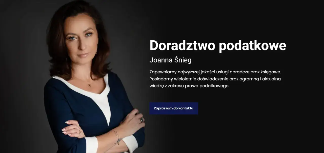 Portret kobiety w granatowej sukience z białym kołnierzem, z rękami skrzyżowanymi na piersi.