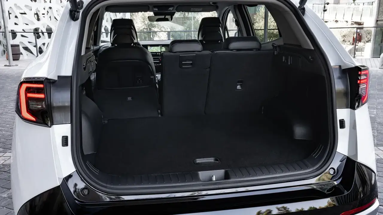 Pusta przestrzeń bagażowa Kia Sportage hybryda, gotowa na podróż.