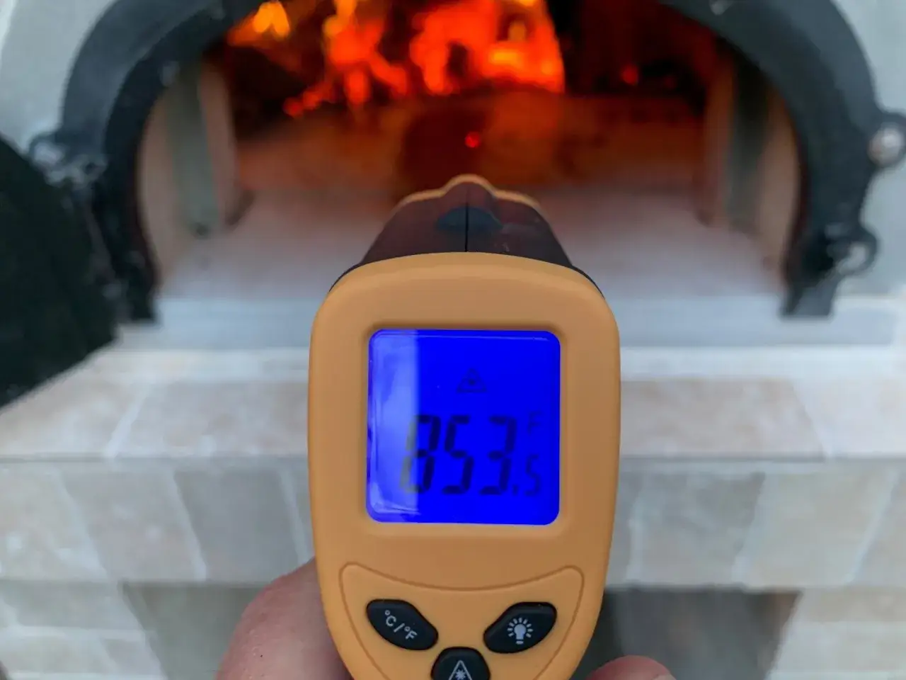 Infrarot-Thermometer misst die Pizzaofen Temperatur: 853,5&deg;F. Perfekt f&uuml;r knusprige Krusten!
