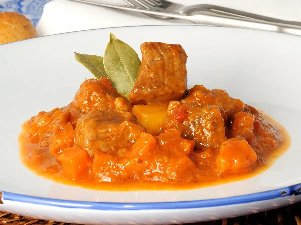 Ternera a la jardinera, un guiso casero con trozos de carne tierna y verduras en una salsa naranja.
