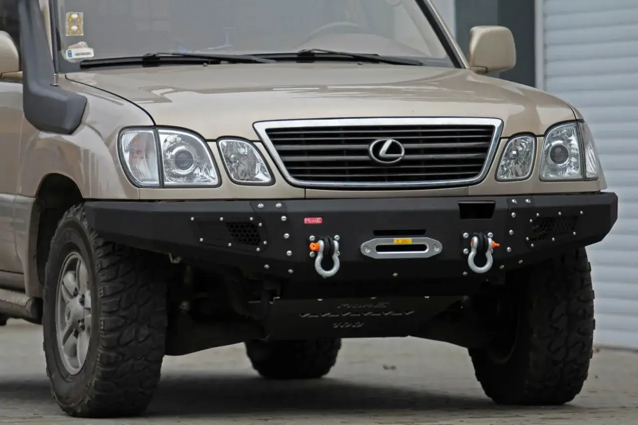 Złoty Land Cruiser 100 z terenowym zderzakiem, wyciągarką i snorkel. Gotowy na przygodę!