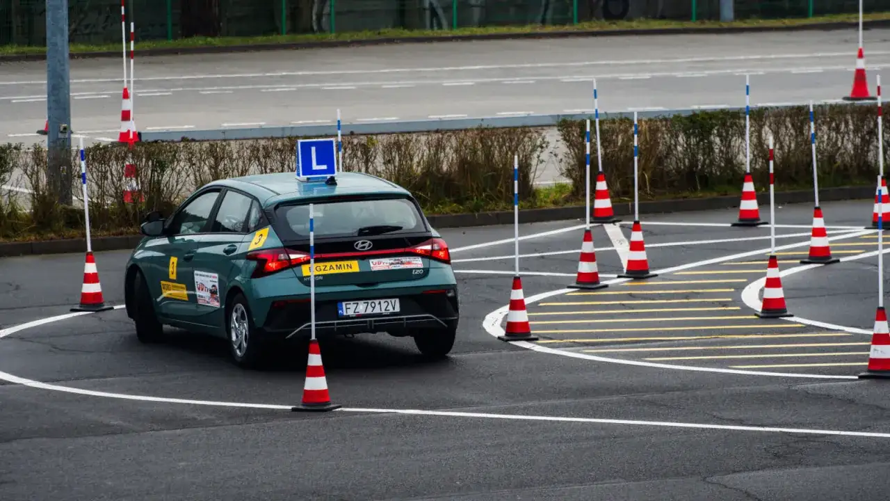 Zielony Hyundai z literą