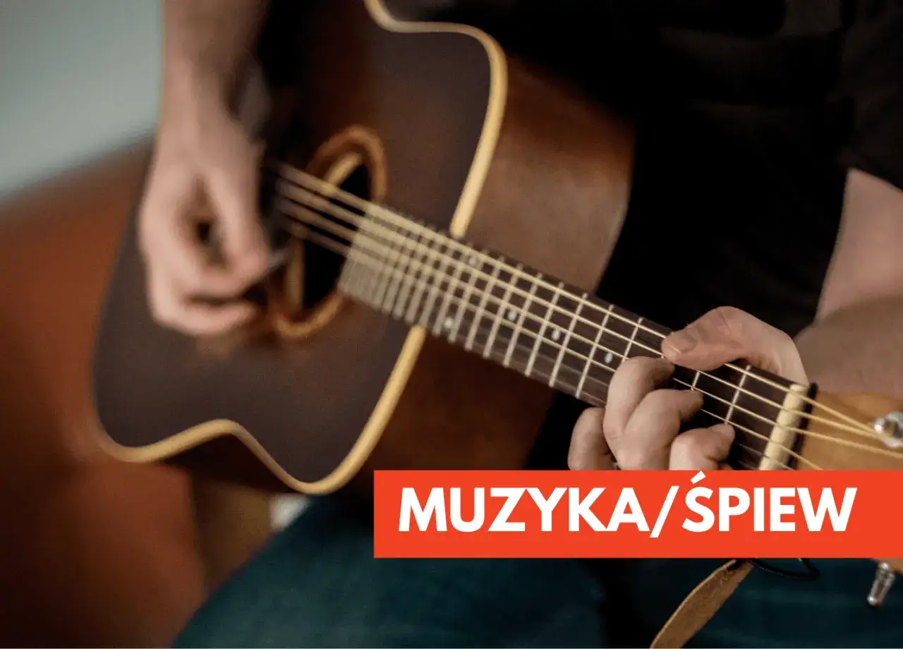 Dłonie grające na gitarze. Czy gra na gitarze jest trudna? Muzyka/śpiew.