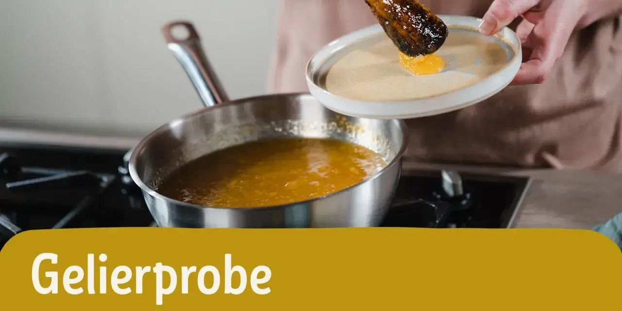 Gelierprobe: Ein L&ouml;ffel Marmelade wird auf einen Teller getropft, um zu pr&uuml;fen, wann sie fest wird.