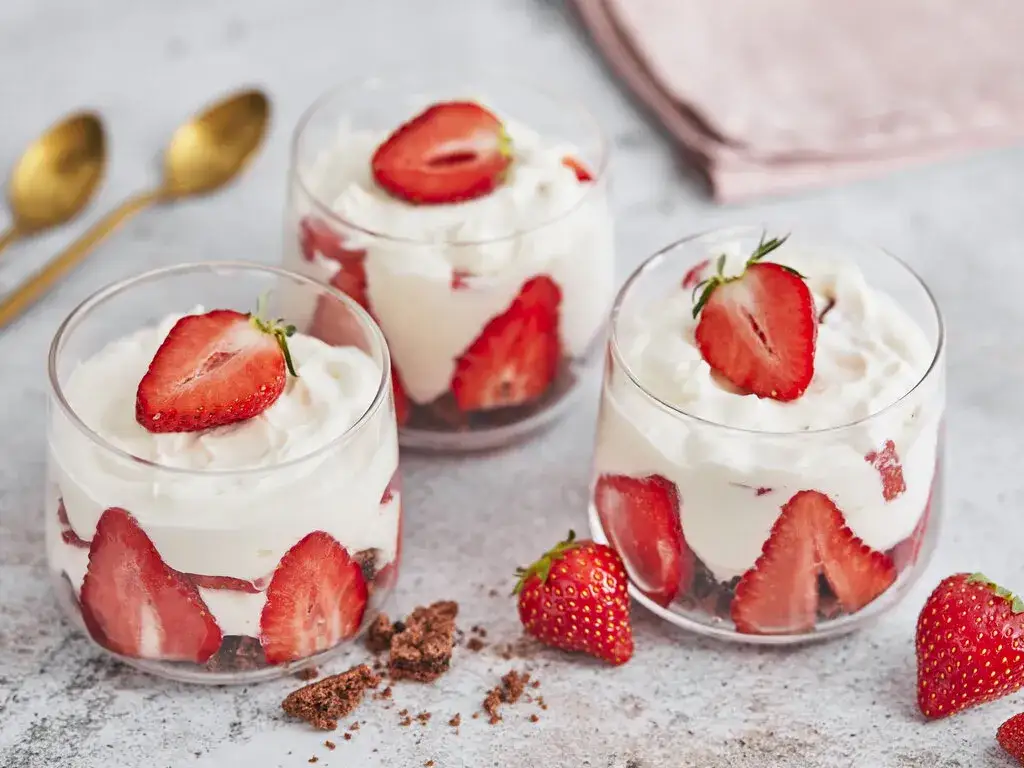 Erdbeer Dessert im Glas dekoriert