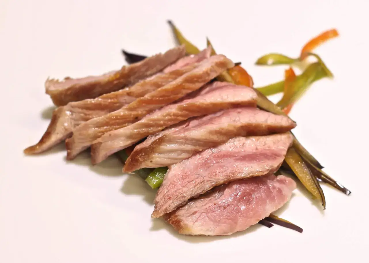 Finas lonchas de secreto ib&eacute;rico, jugoso y tierno, acompa&ntilde;adas de verduras salteadas. Un manjar que guarda un secreto de sabor.