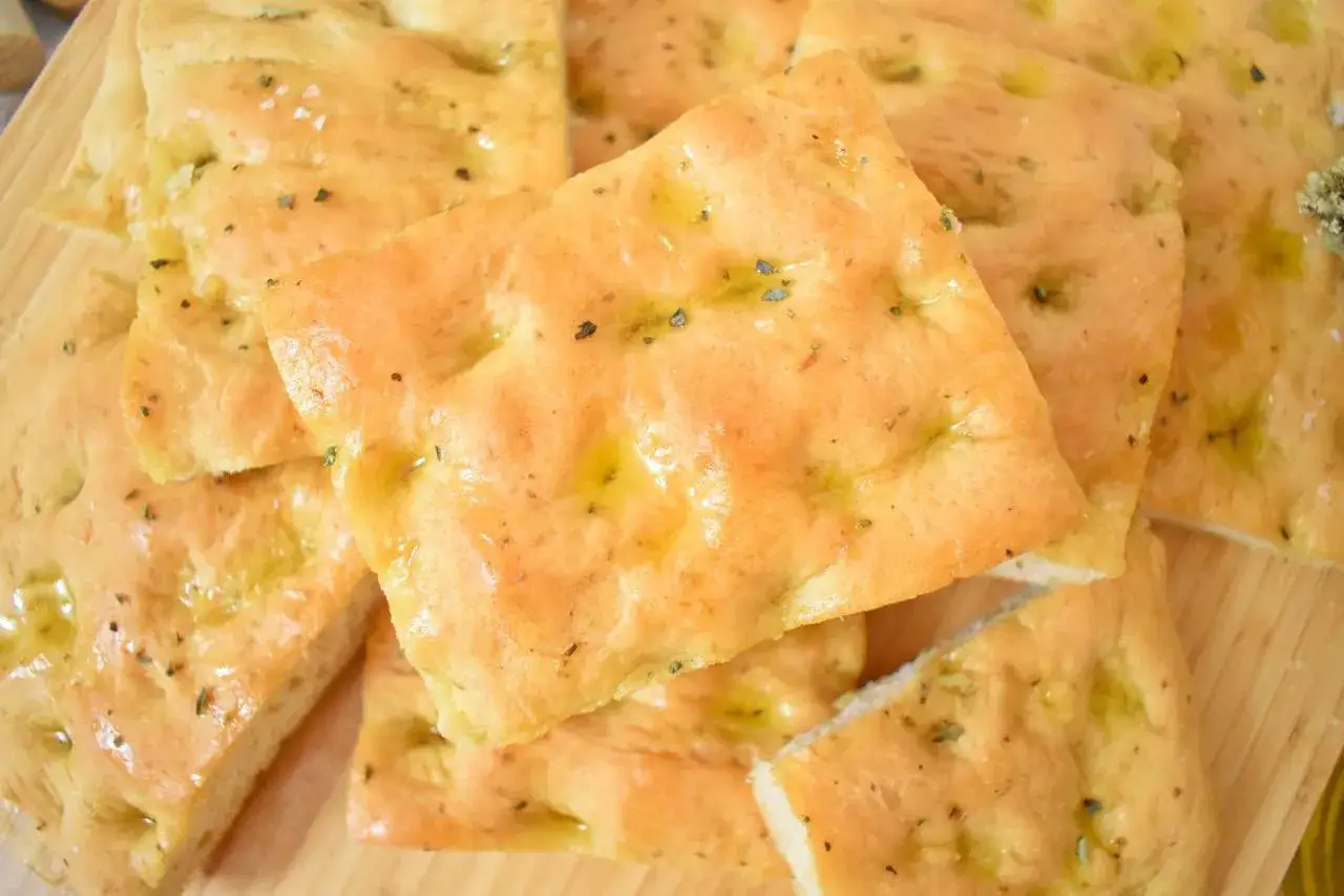 Pyszna focaccia z oliwą i ziołami. Idealna do dzielenia się, oto prosty foccacia przepis.