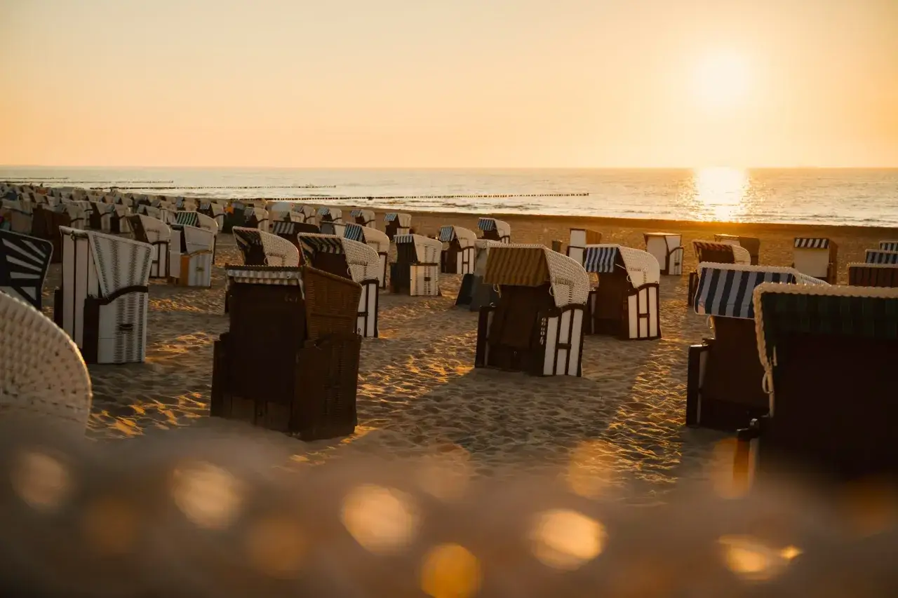 Strandk&ouml;rbe am Ostseestrand im Abendlicht. Ein echter Ostsee Geheimtipp f&uuml;r Ruhe und Entspannung.