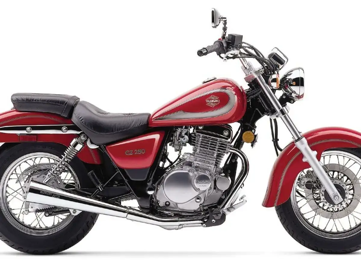 Suzuki Marauder 250 roja, lista para la aventura.