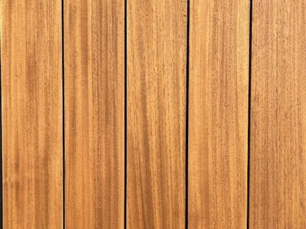 Tablas de madera de samba, con vetas verticales y un cálido tono rojizo.