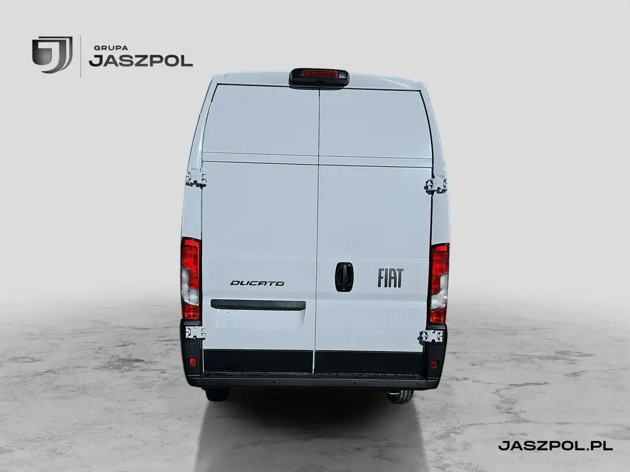 Biały Fiat Ducato Maxi z tyłu, gotowy do transportu. Logo Grupy Jaszpol.