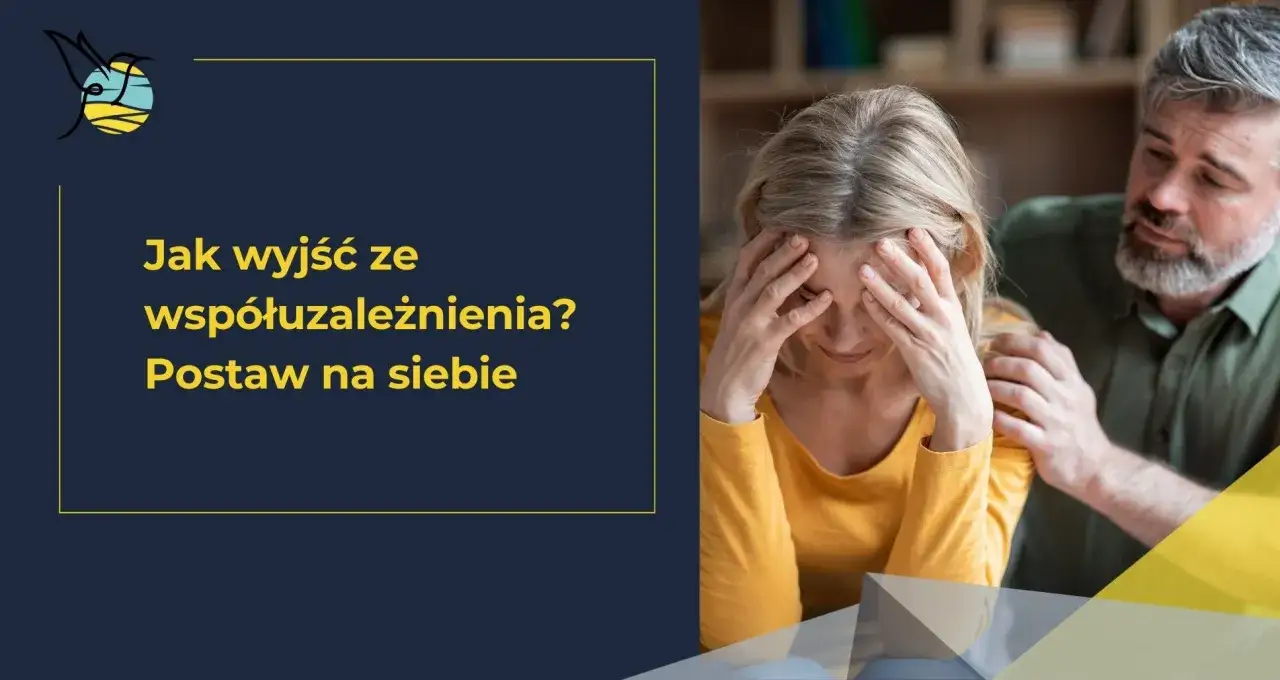 Kobieta w żółtej bluzce z rękami na twarzy, mężczyzna kładzie jej dłoń na ramieniu. Tekst: 