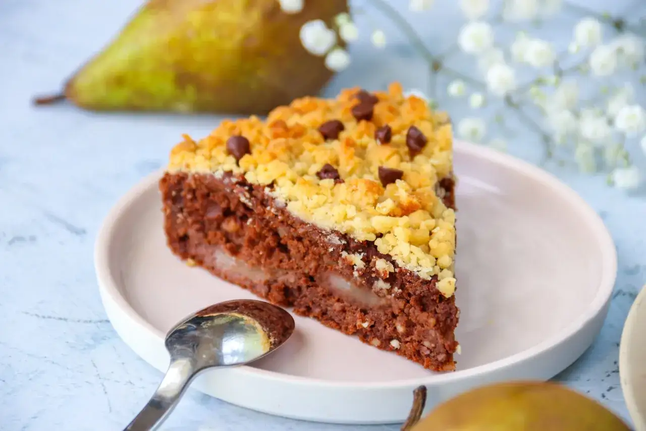 Tranche de crumble poire chocolat, avec des morceaux de poire fondants et un dessus croustillant parsem&eacute; de p&eacute;pites de chocolat.